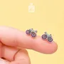 Bijoux - Boucles d'oreilles puces en forme de mini vélo - Bijoux en bois représentant un vélo - PINTONIK