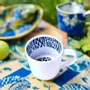 Cadeaux - Mug personnalisable en porcelaine fine française : motif Ndop bleu camerounais, élégance sur mesure - KEMI HOME ART