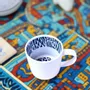 Cadeaux - Mug personnalisable en porcelaine fine française : motif Ndop bleu camerounais, élégance sur mesure - KEMI HOME ART