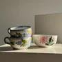 Tasses et mugs - Grande tasse en faïence à liseré rose et motif de fleurs rose H7 D15 - OFFICE OBJETS