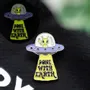 Bijoux - Pin's émaillé OVNI phosphorescent - SOMETHING DIFFERENT WHOLESALE