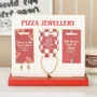Bijoux - Ensemble de 18 bijoux en forme de pizza exposés - SOMETHING DIFFERENT WHOLESALE