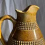 Carafes - Carafe vintage en grès jaune frises perlées Made in France H22 - OFFICE OBJETS