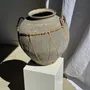 Objets de décoration - Très grand pot en terre cuite gris clair à anses et croisillons - OFFICE OBJETS
