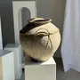 Objets de décoration - Grand pot en terre cuite gris et brun à anses et croisillons en rotin - OFFICE OBJETS