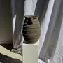 Objets de décoration - Grand vase à double anses ovoïde à stries en relief gris beige H42 D28 - OFFICE OBJETS