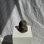 Sculptures, statuettes et miniatures - Petite grenouille sculpture de pierre calcaire joueuse de flûte - OFFICE OBJETS