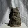 Sculptures, statuettes et miniatures - Petite grenouille sculpture de pierre calcaire joueuse de flûte - OFFICE OBJETS