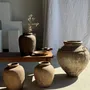 Vases - Très grand pot en terre cuite gris et rouge à anses et croisillons - OFFICE OBJETS