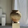 Vases - Très grand pot en terre cuite gris et rouge à anses et croisillons - OFFICE OBJETS