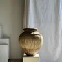 Vases - Très grand pot en terre cuite gris et rouge à anses et croisillons - OFFICE OBJETS