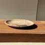Pièces uniques - Vide poche, plat ou assiette circulaire en bois pétrifié tache noire - OFFICE OBJETS