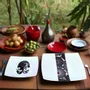 Cadeaux - Édition Limitée : Coffret de 12 Assiettes Carrées en Porcelaine Française Personnalisables – Motifs Ethniques Masques d'Afrique & Gramophone Noir - KEMI HOME ART