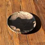 Pièces uniques - Petit vide poche ou plat en bois pétrifié noir et beige D20,5 -3317 - OFFICE OBJETS