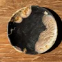 Pièces uniques - Petit vide poche ou plat en bois pétrifié noir et beige D20,5 -3317 - OFFICE OBJETS