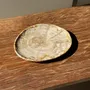 Assiettes de réception - Petit vide poche ou plat en bois pétrifié ovale beige cernes moucheté - OFFICE OBJETS