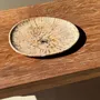Assiettes de réception - Petit vide poche ou plat en bois pétrifié beige cernes petit cœur noir - OFFICE OBJETS