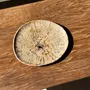 Assiettes de réception - Petit vide poche ou plat en bois pétrifié beige cernes petit cœur noir - OFFICE OBJETS