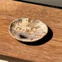 Assiettes de réception - Petit vide poche ou plat en bois pétrifié beige tache noire D20x17 - OFFICE OBJETS