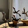 Sculptures, statuettes et miniatures - Oiseau décoratif traditionnel indonésien en bois sur socle - OFFICE OBJETS