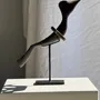 Sculptures, statuettes et miniatures - Oiseau décoratif traditionnel indonésien en bois sur socle - OFFICE OBJETS