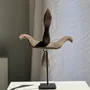 Sculptures, statuettes et miniatures - Oiseau décoratif traditionnel indonésien en bois sur socle - OFFICE OBJETS