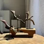 Sculptures, statuettes et miniatures - Oiseau décoratif traditionnel indonésien en bois sur socle - OFFICE OBJETS