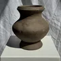 Vases - Petit vase en terre cuite brutaliste artisanal piédouche indonésien - OFFICE OBJETS