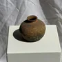 Vases - Petit vase rond ancien en terre cuite gravée, polychromie indonésien - OFFICE OBJETS