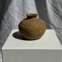 Vases - Petit vase rond ancien en terre cuite gravée, polychromie indonésien - OFFICE OBJETS