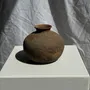 Vases - Petit vase rond ancien en terre cuite gravée, polychromie indonésien - OFFICE OBJETS