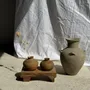 Vases - Petit vase rond ancien en terre cuite gravée, polychromie indonésien - OFFICE OBJETS