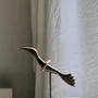 Sculptures, statuettes et miniatures - Oiseau décoratif traditionnel indonésien en bois sur socle - OFFICE OBJETS