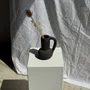 Vases - Vase soliflore en céramique noir à anse en terre cuite indonésien H17 - OFFICE OBJETS