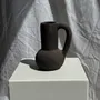 Vases - Vase soliflore en céramique noir à anse en terre cuite indonésien H17 - OFFICE OBJETS