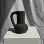 Vases - Vase soliflore en céramique noir à anse en terre cuite indonésien H17 - OFFICE OBJETS