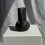 Vases - Vase soliflore en céramique noir à anse en terre cuite indonésien H17 - OFFICE OBJETS