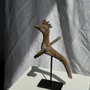 Sculptures, statuettes et miniatures - Oiseau décoratif traditionnel indonésien en bois sur socle - OFFICE OBJETS