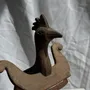 Sculptures, statuettes et miniatures - Oiseau décoratif traditionnel indonésien en bois sur socle - OFFICE OBJETS