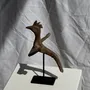 Sculptures, statuettes et miniatures - Oiseau décoratif traditionnel indonésien en bois sur socle - OFFICE OBJETS