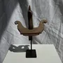 Sculptures, statuettes et miniatures - Oiseau décoratif traditionnel indonésien en bois sur socle - OFFICE OBJETS