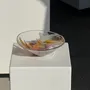 Plats et saladiers - Coupe en verre soufflé rose contemporaine Carlos Vieira D21 - OFFICE OBJETS