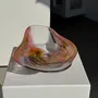 Plats et saladiers - Longue coupe en verre soufflé rose contemporaine Carlos Vieira L32 - OFFICE OBJETS