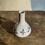 Vases - Petit vase soliflore vintage blanc à motifs géométriques bleus H12 - OFFICE OBJETS