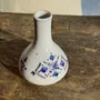 Vases - Petit vase soliflore vintage blanc à motifs géométriques bleus H12 - OFFICE OBJETS