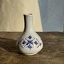 Vases - Petit vase soliflore vintage blanc à motifs géométriques bleus H12 - OFFICE OBJETS