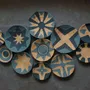Autres décorations murales - Indigo Compass : ensemble de 11 assiettes murales en osier faites à la - SARMAL DESIGN