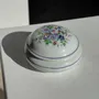 Boîtes de conservation - Bonbonnière en porcelaine au couvercle décoré de fleurs D10 - OFFICE OBJETS