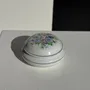Boîtes de conservation - Bonbonnière en porcelaine au couvercle décoré de fleurs D10 - OFFICE OBJETS