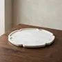 Objets de décoration - Planche en marbre blanc avec contour, pétales - BE HOME